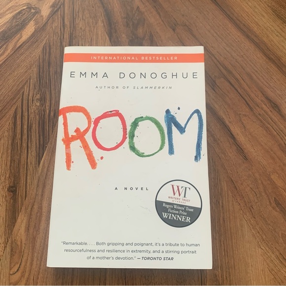 📚2/$12📚 Novel: Room by Emma Donoghue - Picture 1 of 4